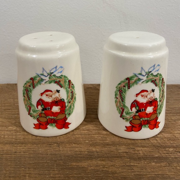 Earthenware Salt & Pepper Shaker Set Christmas SNP Chicago - Picture 1 of 5